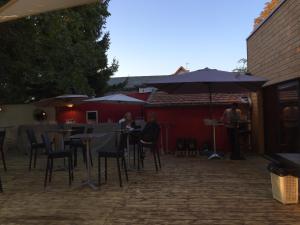 Ein Patio oder anderer Außenbereich in der Unterkunft Bull'it Hotel