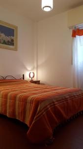サンタ・テレシータにあるLo de Carlosのベッドルーム1室(大型ベッド1台、オレンジの毛布付)