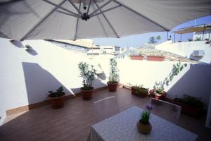 En terrasse eller udendørsområde på DentrOrtigia