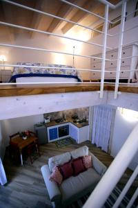 シラクーサにあるDentrOrtigiaのリビングルーム(二段ベッド1組、ソファ付)