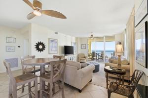 ein Wohnzimmer mit einem Tisch und einem Sofa in der Unterkunft Beach Colony East 12D in Perdido Key