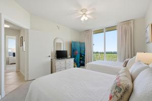 1 Schlafzimmer mit 2 Betten und einem TV in der Unterkunft Beach Colony East 12D in Perdido Key + 42 Fotos