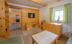 A kitchen or kitchenette at Ferienwohnungen Schwabhof