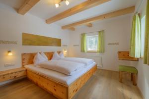 A bed or beds in a room at Ferienwohnungen Schwabhof