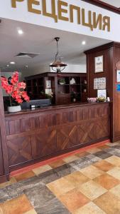 ein Restaurant mit einer Theke mit Blumen darauf in der Unterkunft Спа Хотел Орфей in Dewin