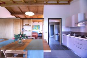 eine Küche mit einem Tisch und einer Blumenvase darauf in der Unterkunft Il Borgo Centro Vacanze in Guardistallo