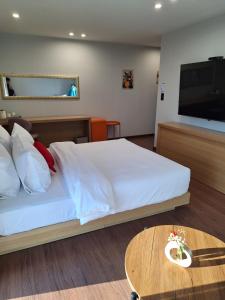 una camera da letto con un letto, un tavolo e una TV di 마산 쉬자호텔 a Masan