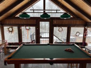 un tavolo da biliardo in mezzo a una stanza di Guesthouse Karpaty a Yasinia
