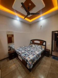 Giường trong phòng chung tại Raj Laxmi Homestay