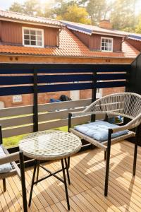 twee stoelen en een tafel op een terras bij Wave 21 Nida Self Check-In Apartment in Nida