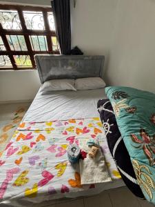 un letto con trapunta e farciti sopra di Hellena house a Nanyuki