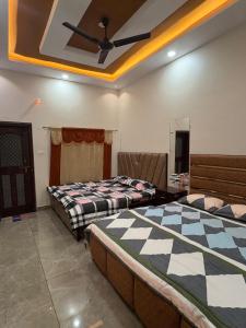 Giường trong phòng chung tại Raj Laxmi Homestay