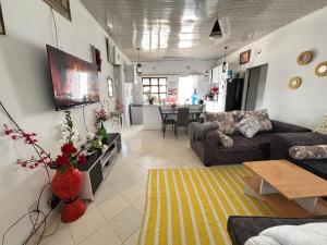 un soggiorno con due divani e una cucina di Hellena house a Nanyuki