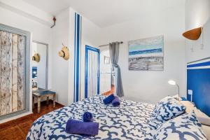 een slaapkamer met een blauw en wit bed in een kamer bij Pura Vida - Ventanas De Lanzarote in Playa Quemada