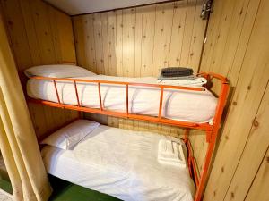due letti a castello in una stanza con pareti in legno di Accogliente appartamento a due minuti dal centro a Limone Piemonte