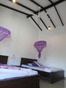 Ένα ή περισσότερα κρεβάτια σε δωμάτιο στο Romana Rest Kataragama