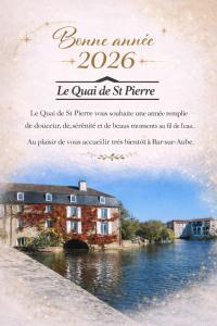 eine Postkarte von einem Gebäude an einem Fluss in der Unterkunft Le quai de St Pierre in Bar-sur-Aube