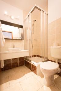 Koupelna v ubytování Hotel Zur Kutsche + 37 fotografií
