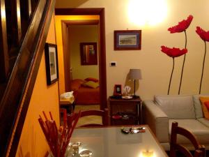 ナポリにあるCasina Tua Corso Novaraのリビングルーム(ソファ、赤い花付)