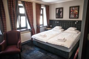 Posteľ alebo postele v izbe v ubytovaní Apartamenty Siedem Komnat Siedmiu Mistrzów