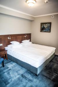 Posteľ alebo postele v izbe v ubytovaní Apartamenty Siedem Komnat Siedmiu Mistrzów