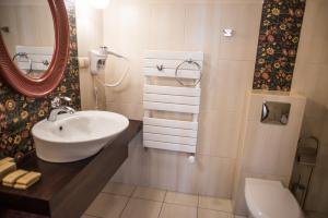 Kúpeľňa v ubytovaní Apartamenty Siedem Komnat Siedmiu Mistrzów