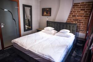 Posteľ alebo postele v izbe v ubytovaní Apartamenty Siedem Komnat Siedmiu Mistrzów