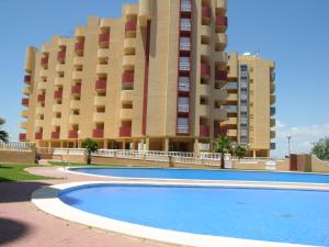 um edifício com piscina em frente a um edifício em Los Miradores Del Puerto - 5207 em La Manga del Mar Menor