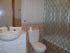 łazienka z toaletą i umywalką w obiekcie Los Miradores Del Puerto - 5207 w mieście La Manga del Mar Menor