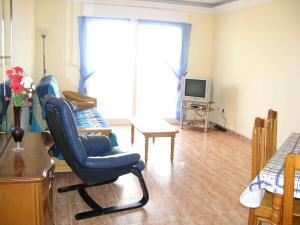 salon z krzesłem i telewizorem w obiekcie Los Miradores Del Puerto - 5207 w mieście La Manga del Mar Menor