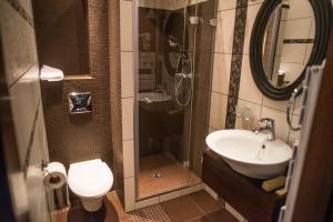 Kúpeľňa v ubytovaní Apartamenty Siedem Komnat Siedmiu Mistrzów