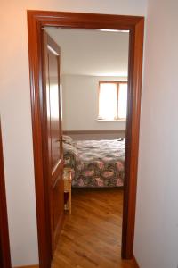 een deur naar een slaapkamer met een bed in een kamer bij Apartment De Gasperi in Serrone