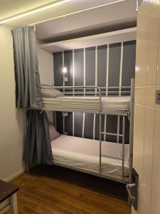 En eller flere senge i et værelse på Travelogue Guest House