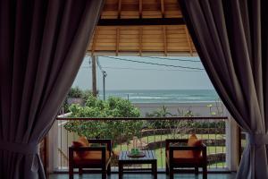 una camera con balcone con vista sull'oceano di UNU Boutique Hotel -- Adults Only -- ad Ahangama