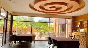 een eetkamer met een tafel en een grote kroonluchter bij Siam platinum Pattaya in Pattaya