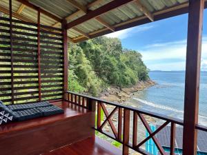 una camera con balcone con vista sull'oceano di Mama's Bungalows Koh Chang Ranong a Ko Chang (Ranong)