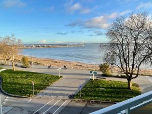 een uitzicht op een strand en een waterlichaam bij Apartment with exceptional views in La Celle-sous-Gouzon