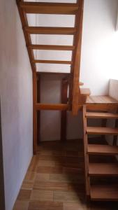 ein Treppenhaus mit einer Holztreppe in einem Zimmer in der Unterkunft Casa para alugar in Paraty