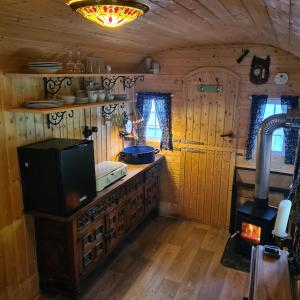 TV/trung tâm giải trí tại Schäferwagen mit Dachterrasse an der Pferdekoppel