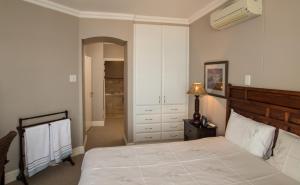 - une chambre avec un lit, une commode et un placard dans l'établissement 702 Oyster Rock - by Stay in Umhlanga, à Durban