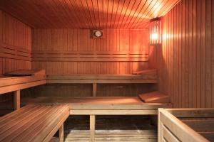 una sauna de madera con un banco. en UHC Spa Aqquaria Family Complex, en Salou