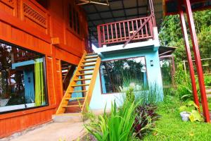ein Haus mit einer Treppe an der Seite in der Unterkunft Villa Lokon Tomohon in Tomohon