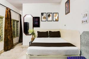 a bedroom with a large bed in a room at Hotel O Akash Namostay in Jamshedpur