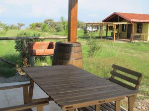 een houten tafel en stoelen op een veranda bij Holiday home Stella di Sicilia in Acquedolci