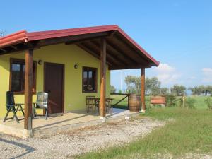 ein kleines gelbes Haus mit rotem Dach in der Unterkunft Holiday home Stella di Sicilia in Acquedolci