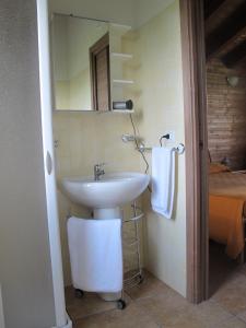 La salle de bains est pourvue d'un lavabo, d'un miroir et d'un lit. dans l'établissement Holiday home Stella di Sicilia, à Acquedolci