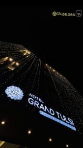 un cartello per una giuria d'albergo con luci di Grand Tulsi a Nānded