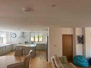 a kitchen and living room with a table and chairs at Glebe Barn in Cuxham