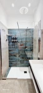 een badkamer met een douche en een wastafel bij Terrazza Enjoy in Letojanni