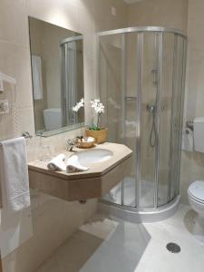 A bathroom at Cova da Iria Hotel